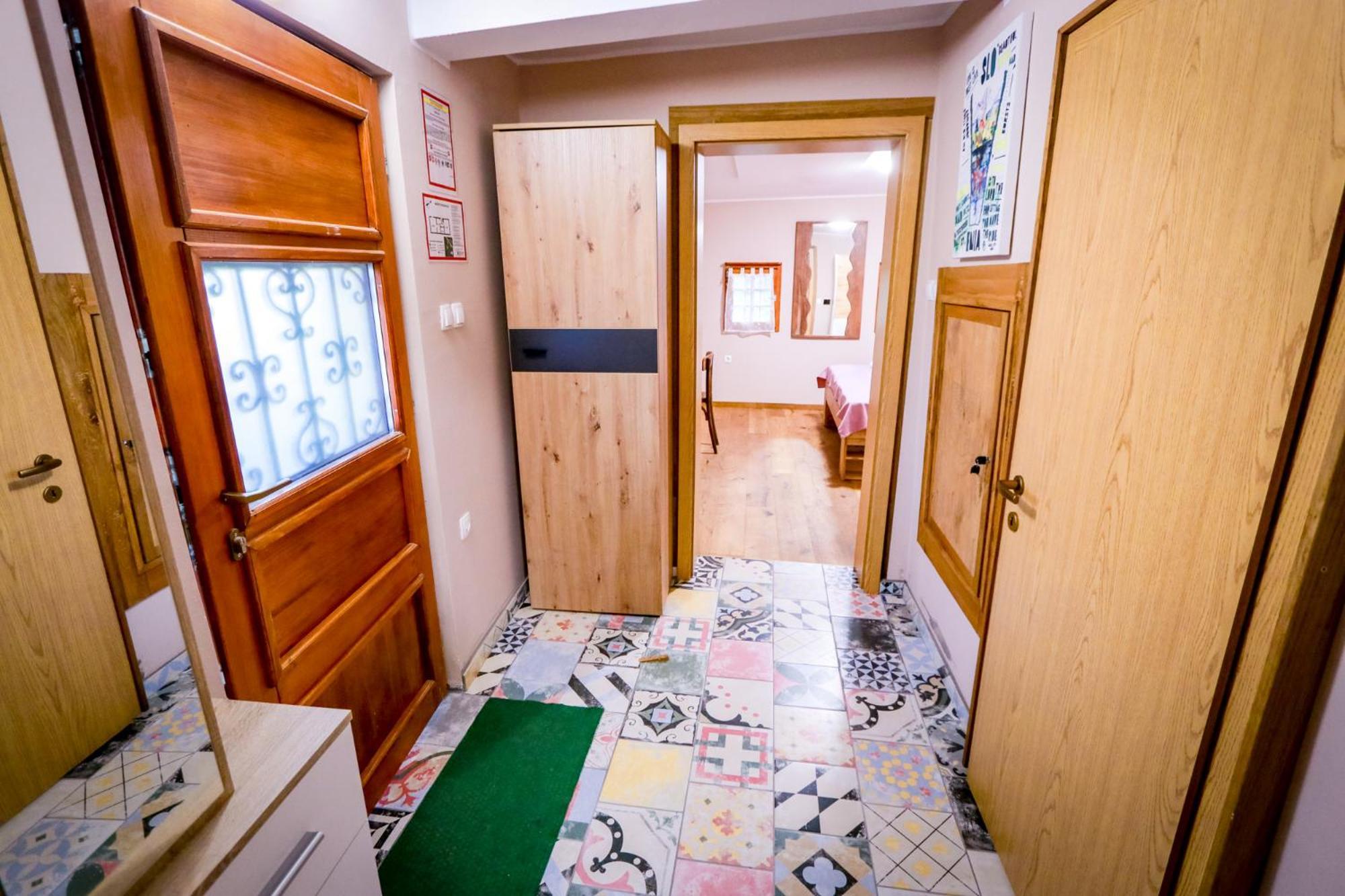 Hostel Strug Makole Bagian luar foto